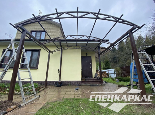Навес над входом в дом из поликарбоната №32 - фото 1278